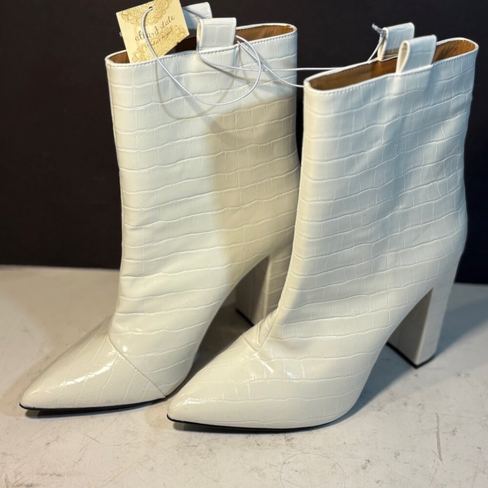 NWT White Faux Leather Heeled Textured Ankle Boots Size 9 New Altar'd State